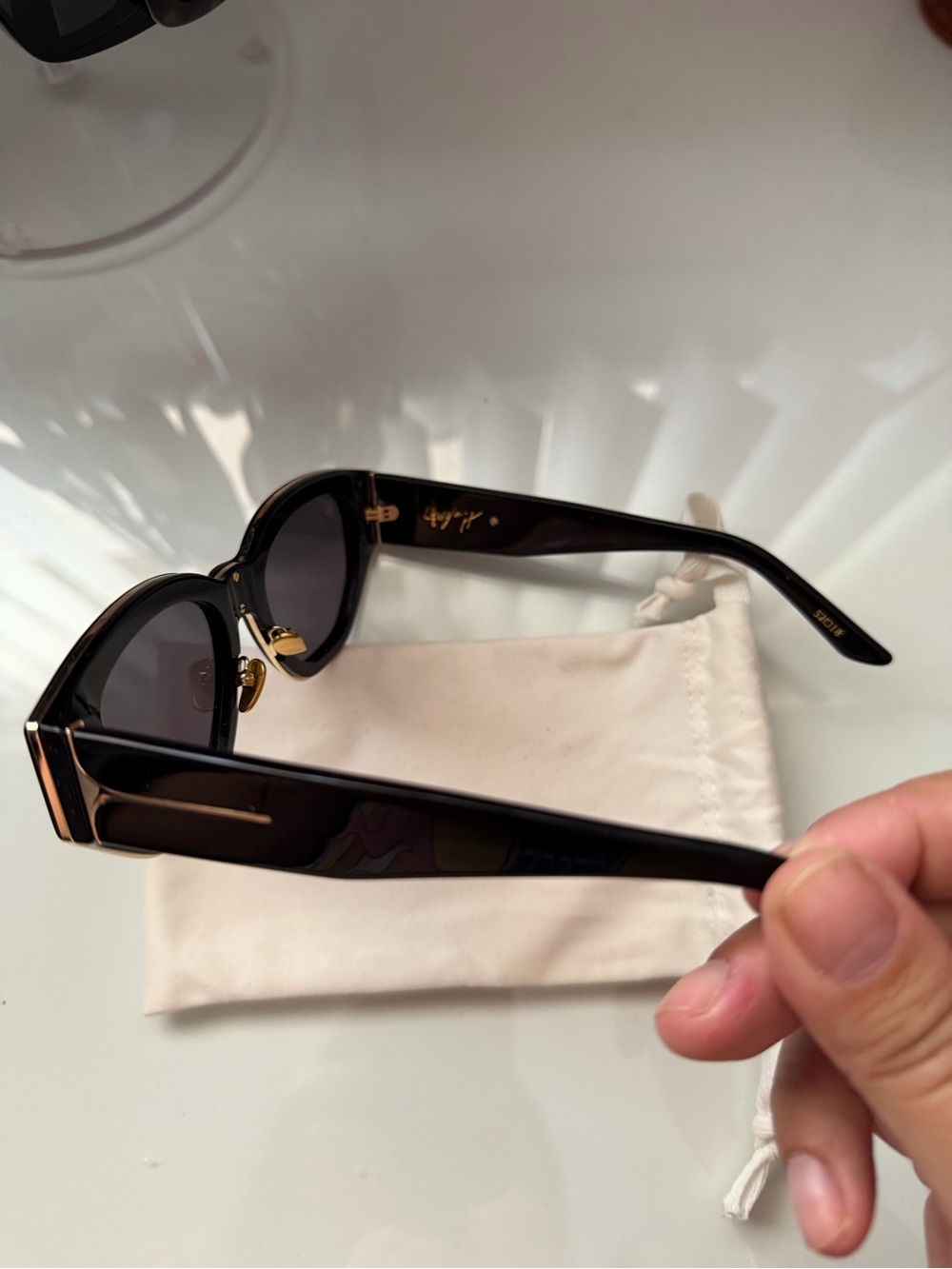 DEZI Black Oversized Geometric Cat-Eye Sunglasses - Picture 3 of 3